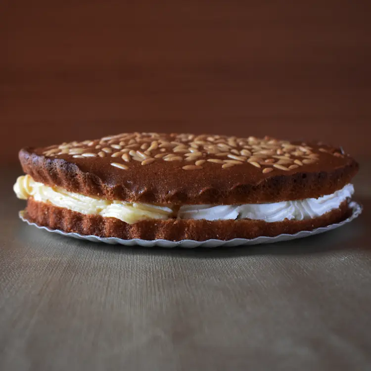 Tarta de piñón rellena